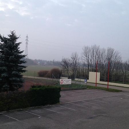 Pension Tennisweber Schwechat Bagian luar foto