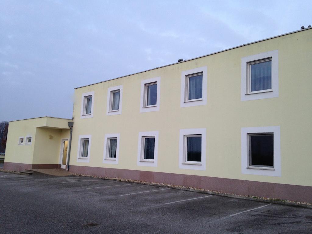 Pension Tennisweber Schwechat Bagian luar foto