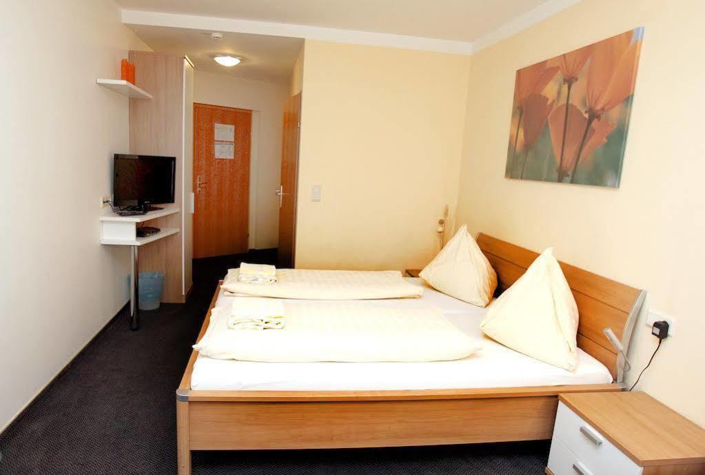 Pension Tennisweber Schwechat Bagian luar foto