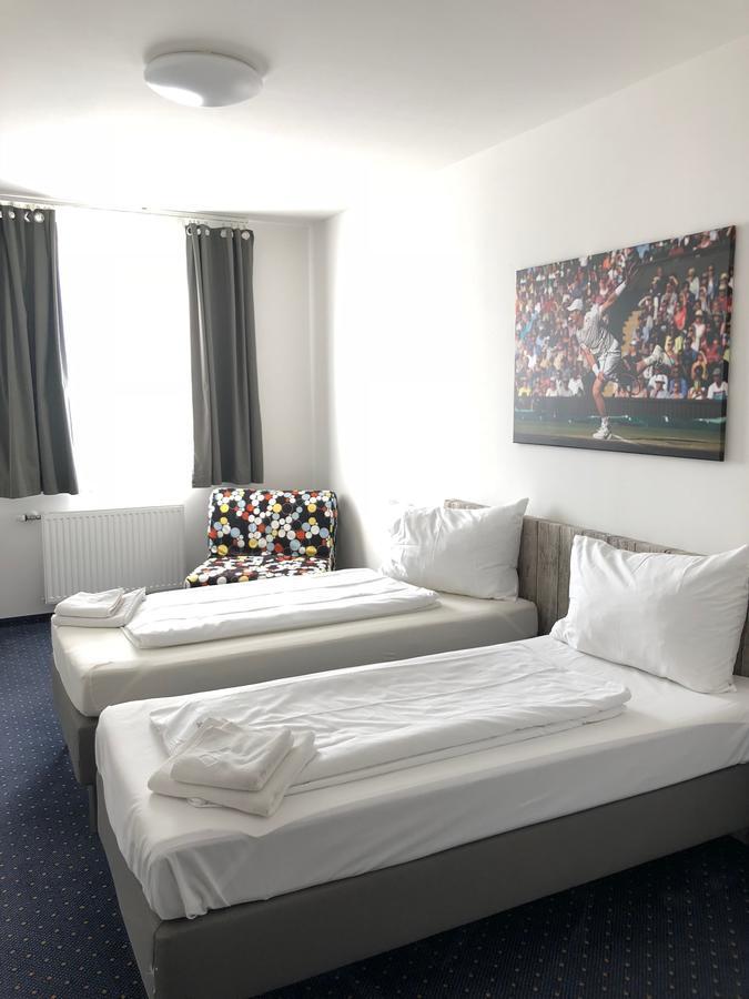 Pension Tennisweber Schwechat Bagian luar foto