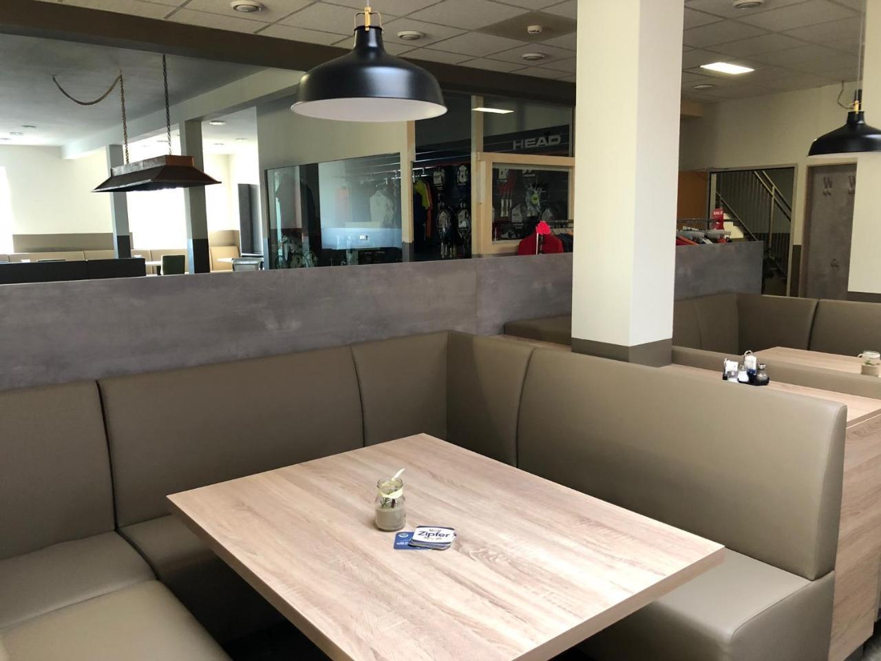 Pension Tennisweber Schwechat Bagian luar foto