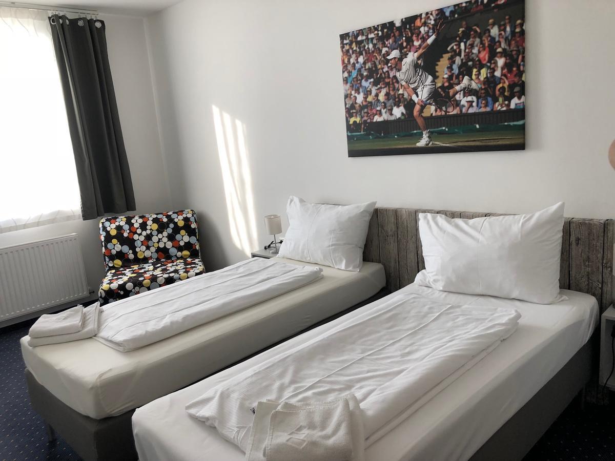Pension Tennisweber Schwechat Bagian luar foto